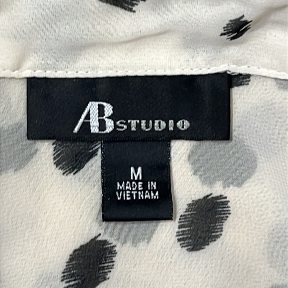 AB Studio EC Off white and black print top. Rolled up tabbed sleeves. Size med - Picture 2 of 8